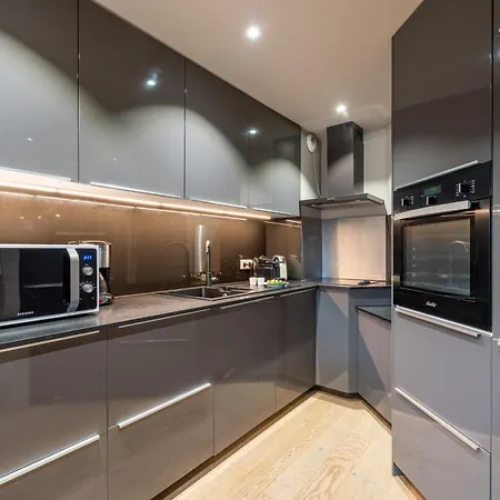 In-out - Heart Of Spacious 8 Guests Apartment, Wifi Appartement *